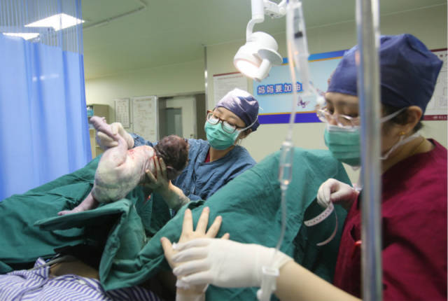 助产士新生命的诞生,助产士迎接新生儿图片