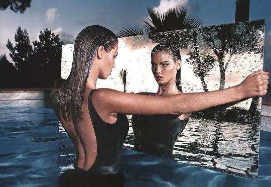 41岁妖孽超模养鸡种田,凭一张动图霸屏15年:原来这只老狐狸,早已修成了仙