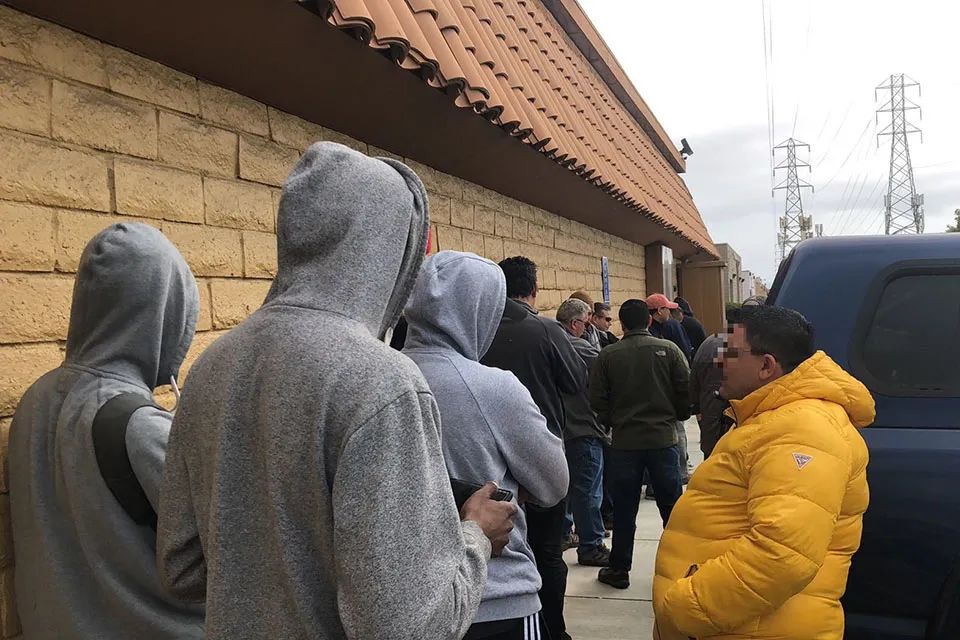 在美华人囤货,美国的华人囤枪