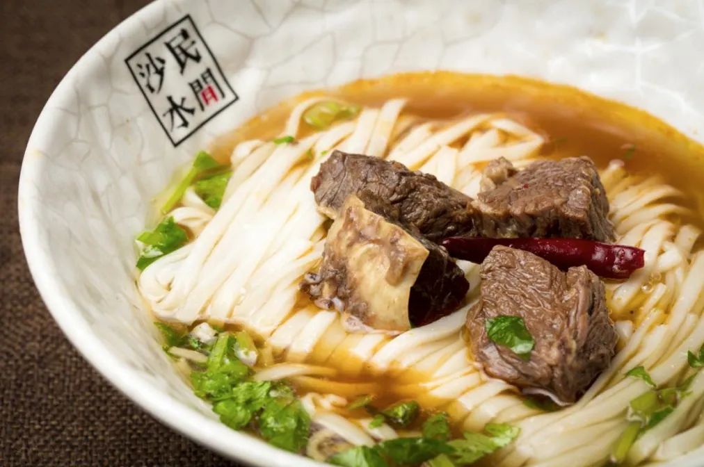 长沙米粉火热,长沙米粉排队30米