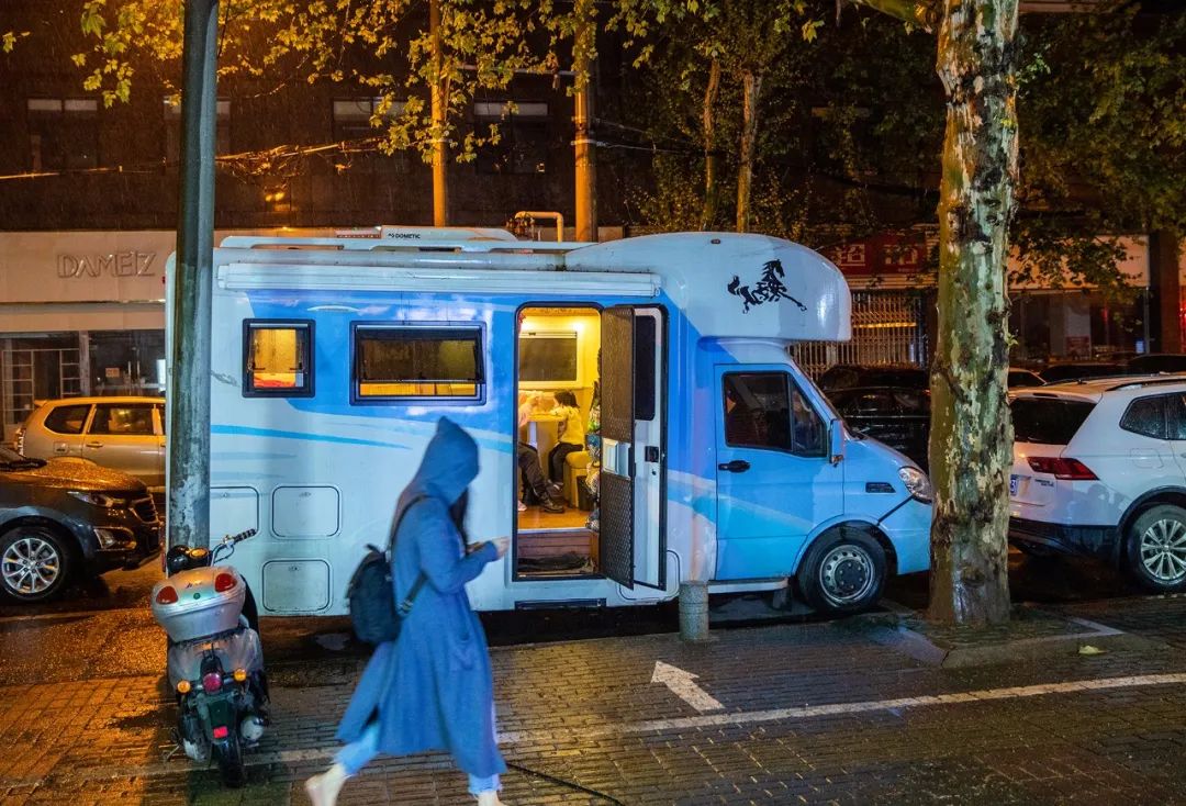 一家三口在车里住了3年,黄石一家三口