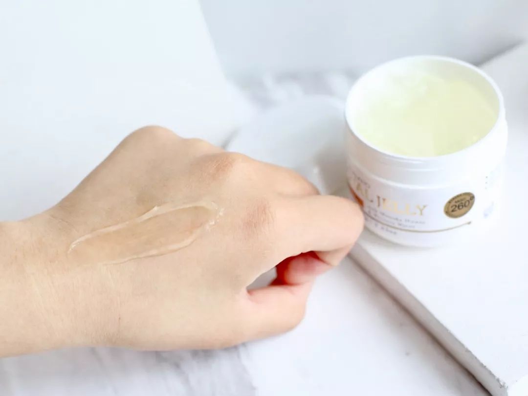 新西兰人气蜂蜜面霜，质地像果冻一样清透，超级补水！还能祛痘、缩毛孔