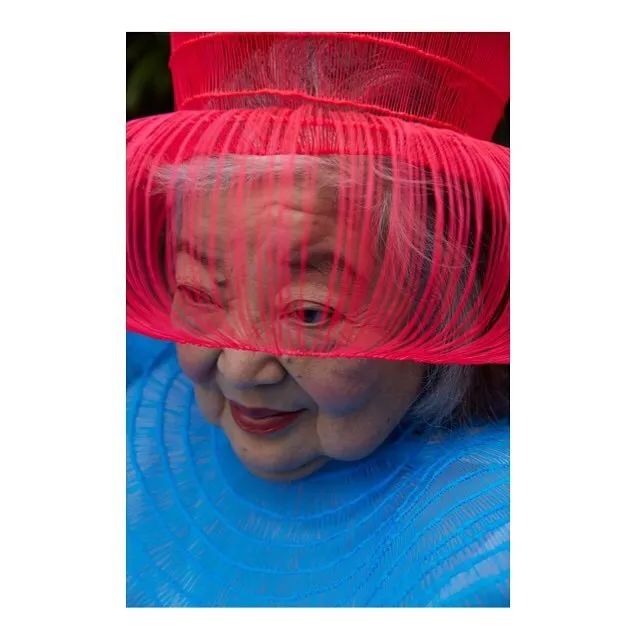 搞艺术前快回家把奶奶打扮一下，让她成为你的灵感缪斯吧