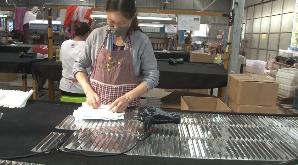 威信顺河村水晶制品厂：提供四百多个岗位助力群众致富增收