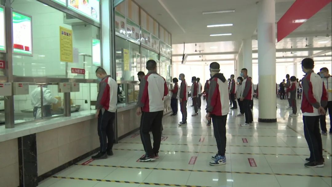 现场直击开学第一天！春风十里，不如学校有你~