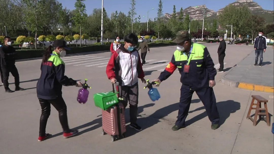 现场直击开学第一天！春风十里，不如学校有你~