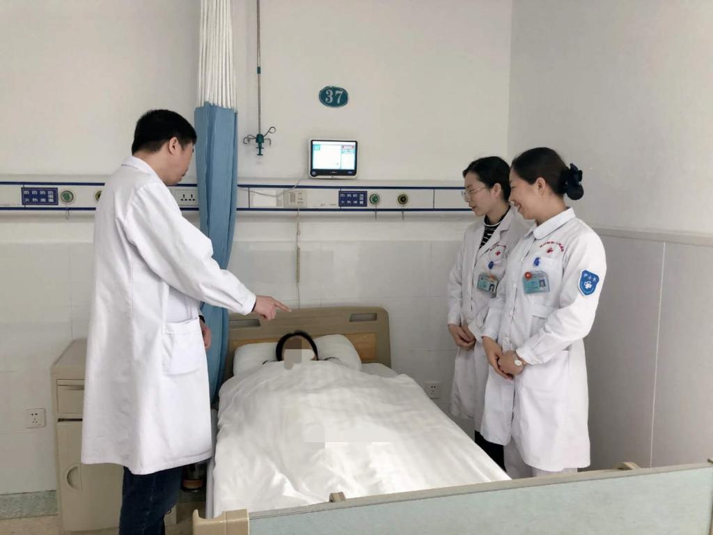 郴州15岁小胖妞患上“机器猫”罕见病，每天狼吞虎咽仍然吃不饱，身高却远远落后同龄人