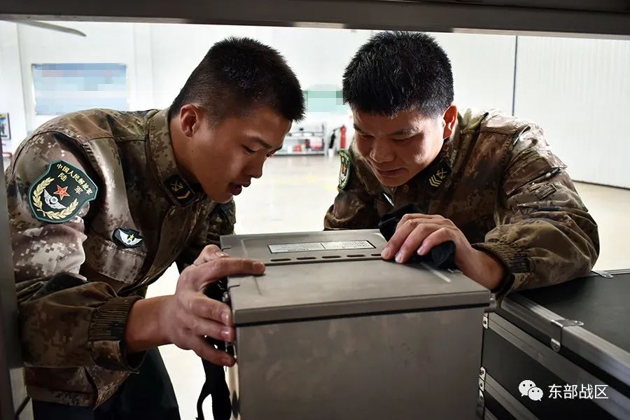 尖兵｜从农村娃到直升机“航电大拿”，“兵王”经历了什么？