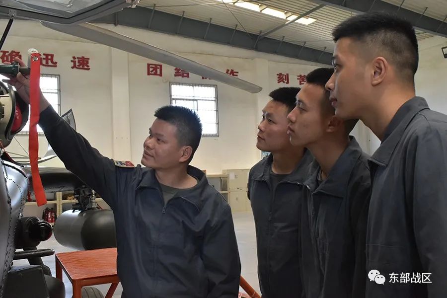 尖兵｜从农村娃到直升机“航电大拿”，“兵王”经历了什么？