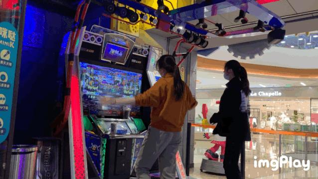 小鲁哥携手万小汇直播探店！小米手环、蒂佳婷面膜走到哪送到哪