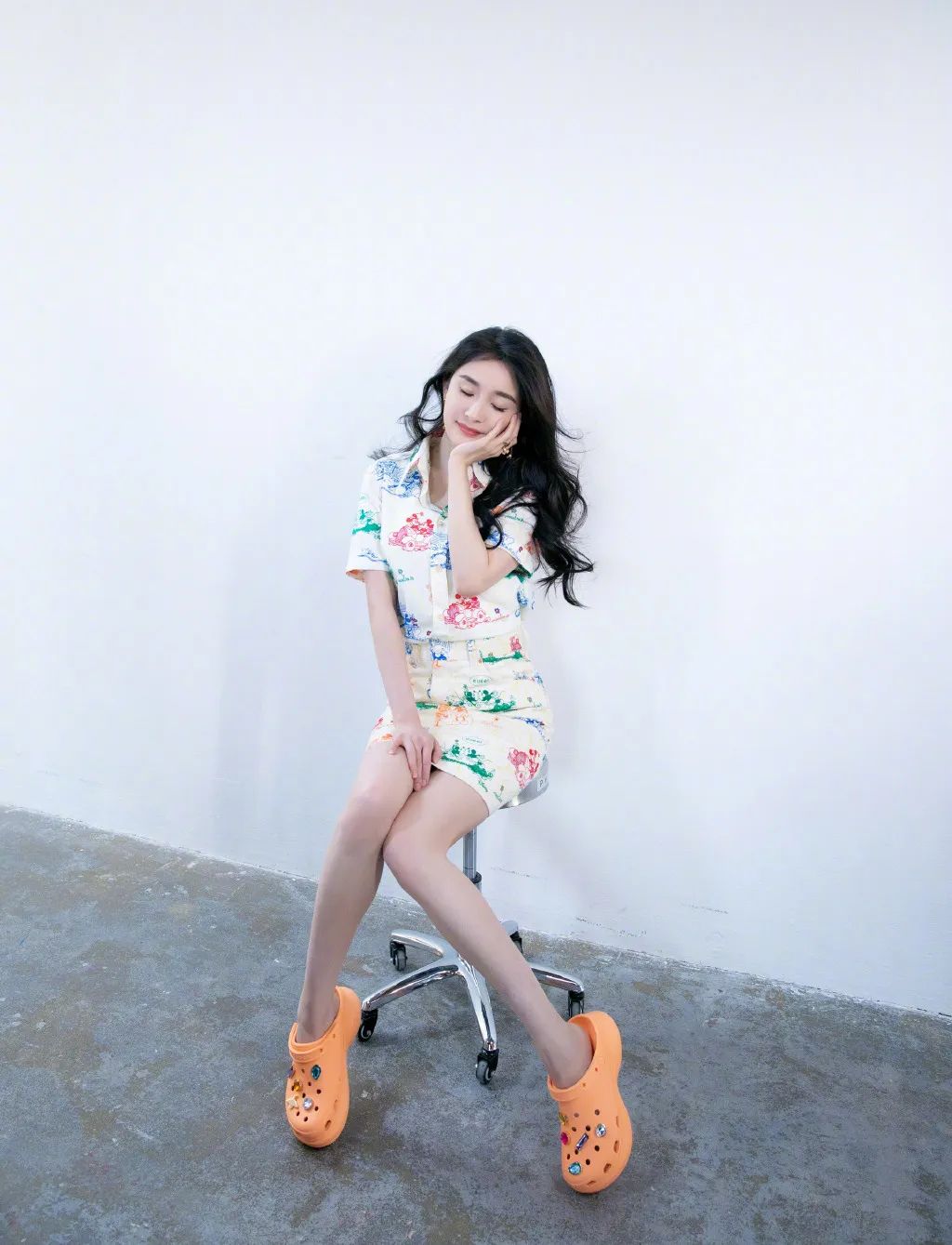 杨幂首次直播喜提五个热搜,杨幂新闻最新消息视频直播