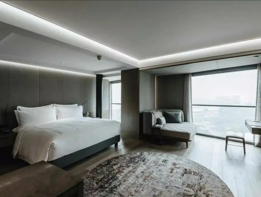 不热不堵人不多,城中开房度假难道不够爽吗?丨寻味