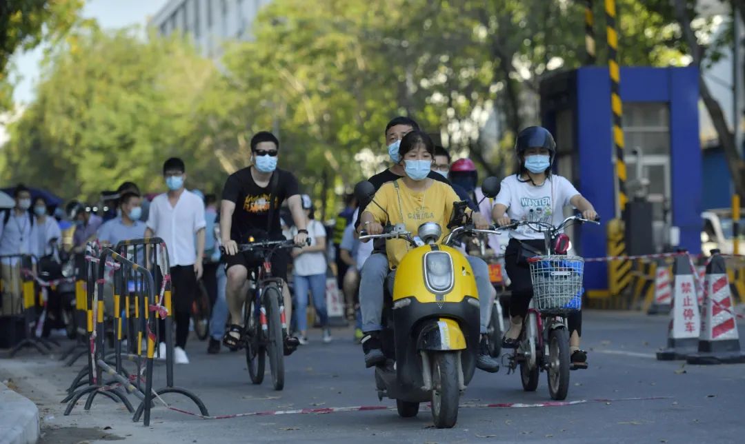 实探丨富士康强制放假四个月？订单确有减少，部分合同工签休假协议，派遣工遭解聘…