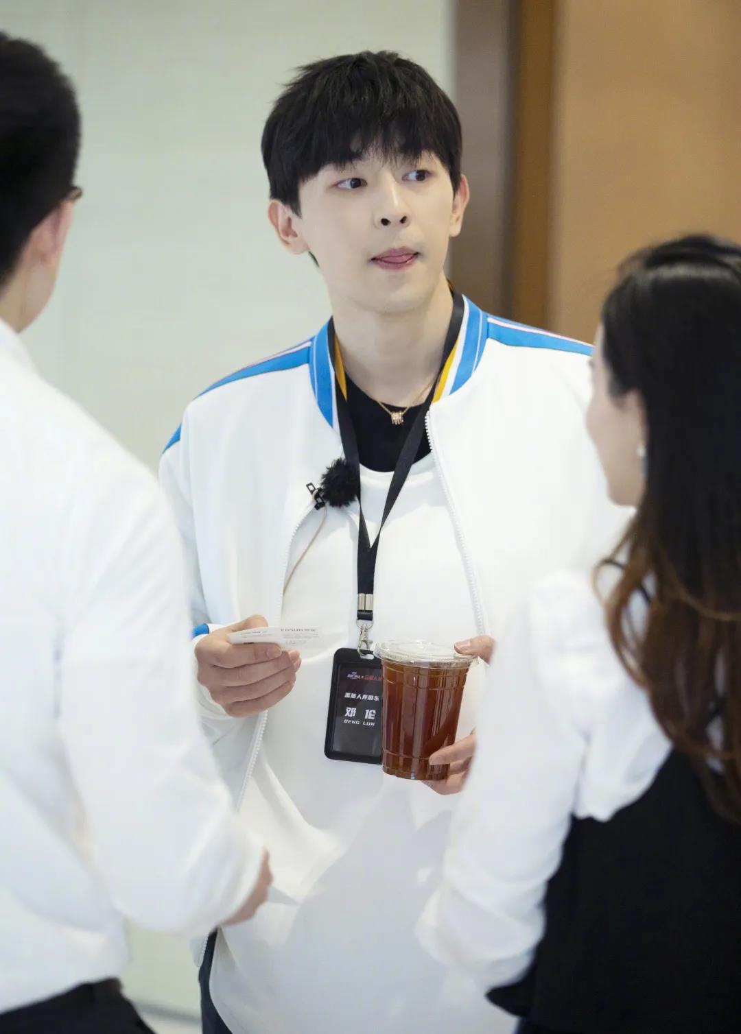 张子枫快跟邓伦学学户外“防黑”秘籍吧