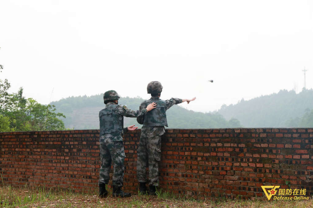 紧张刺激的感觉,别紧张第一视角体验手榴弹实投