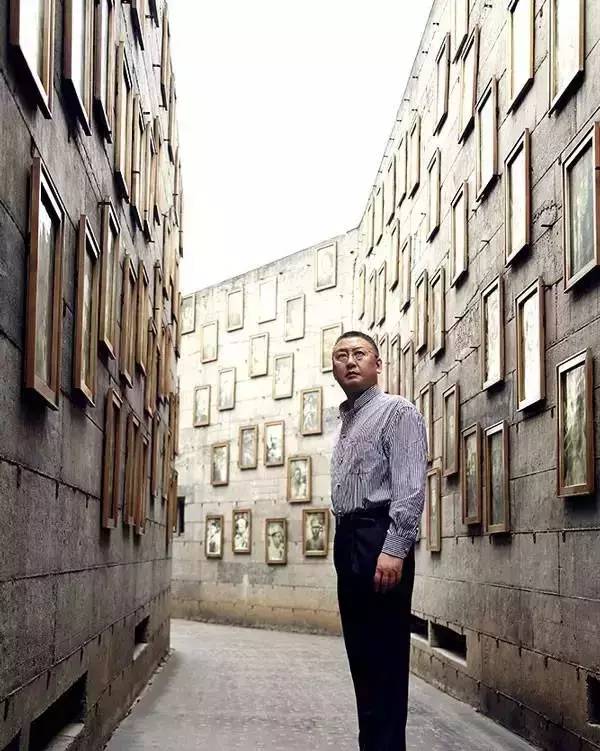 他曾位列中国富豪榜，如今却倾家荡产甘愿为“奴”……