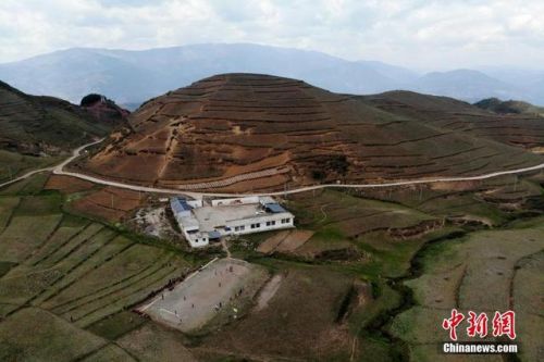 从大山里踢足球走出来的孩子,小孩在足球场踢足球