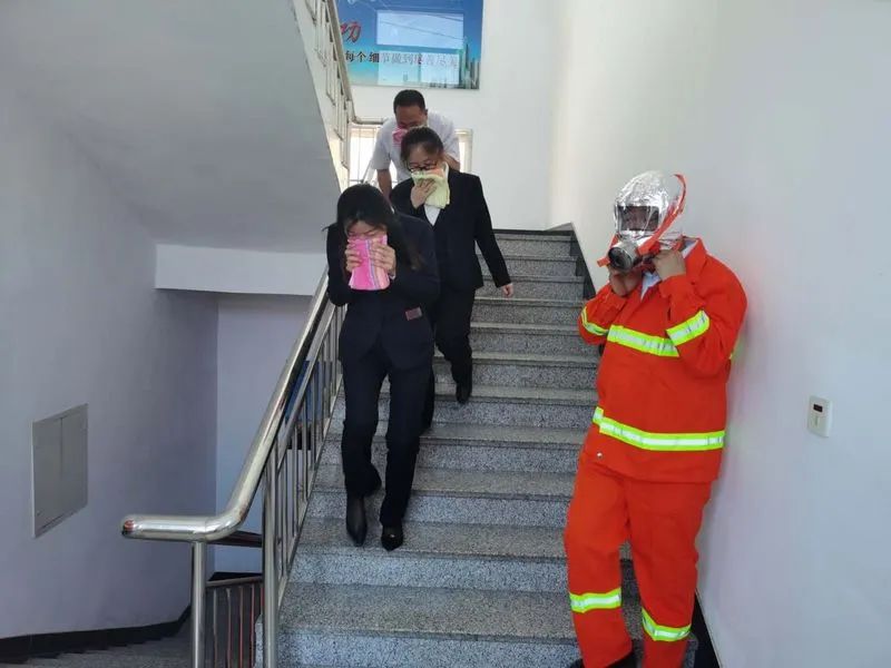银行消防知识培训及消防演练,银行开展夏季消防演练