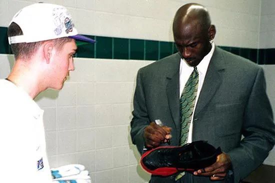 乔丹体育一双鞋大约多少钱,乔丹一双参赛球鞋拍卖出147美万元