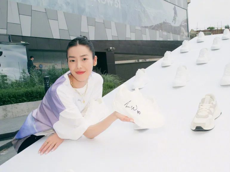 一周报|施华洛世奇首位创意总监；欧莱雅集团参加进博会；薇娅直播量破1.17亿；威尼斯电影节如期举办；Puma与刘雯推出联名款