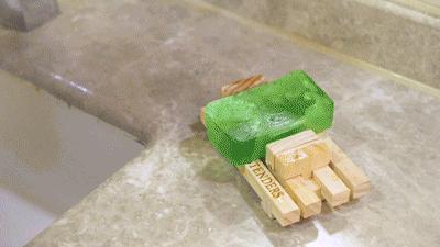 北欧拉脱维亚人将古龙香水、蜂巢塞进香皂...一块从头洗到脚，干净省事