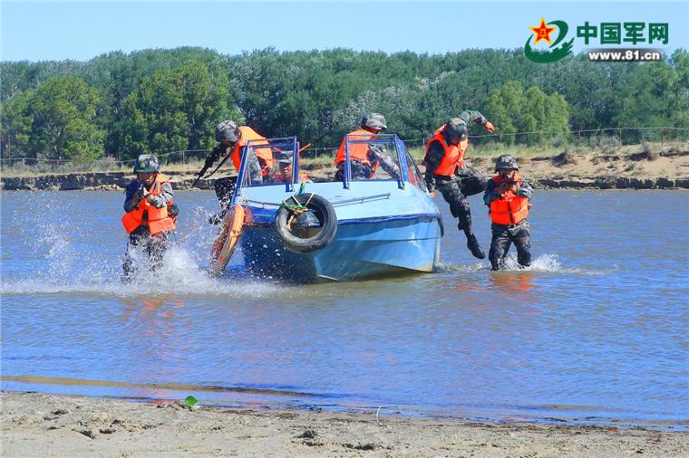 初夏,额河卫士这样在额尔齐斯河畔进行边境巡护