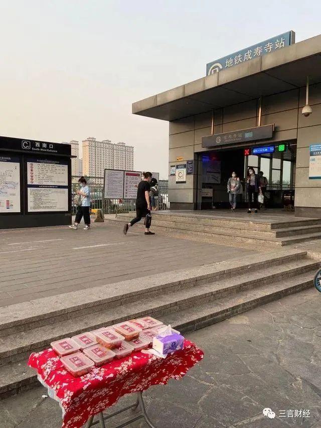 现在摆地摊为什么这么难赚钱,很好奇街上店铺怎么赚钱