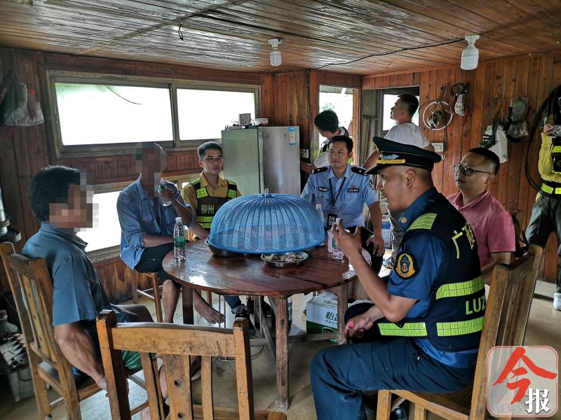 路政公安海事联合到桂平追回桥梁防撞浮筒，挽回20余万元损失