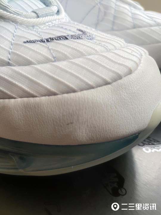 西安男子在京东买到发黄耐克鞋，旗舰店客服坚称看不清楚