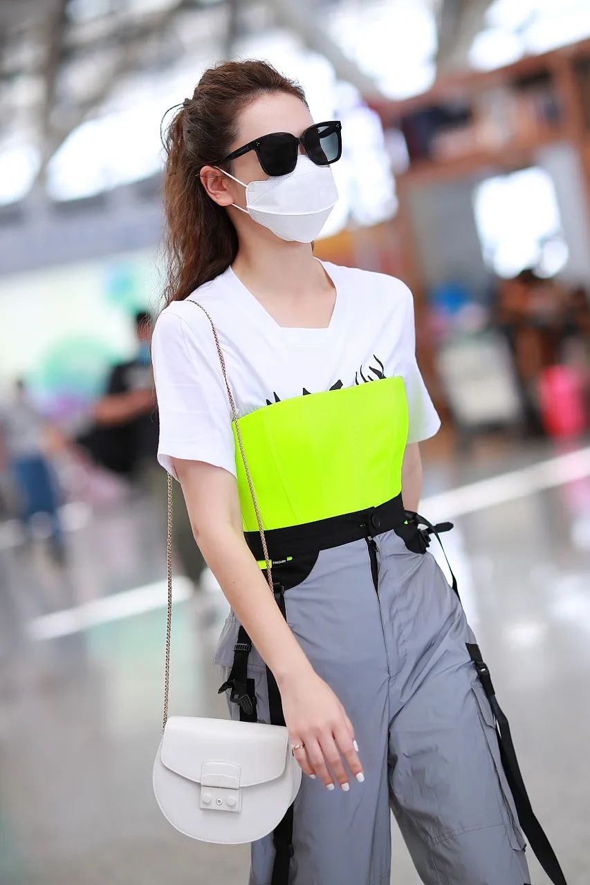 戚薇杨颖撞衫,戚薇撞衫江疏影