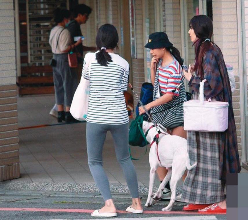 郭碧婷几岁挺孕肚逛街,郭碧婷小腹微凸疑怀孕