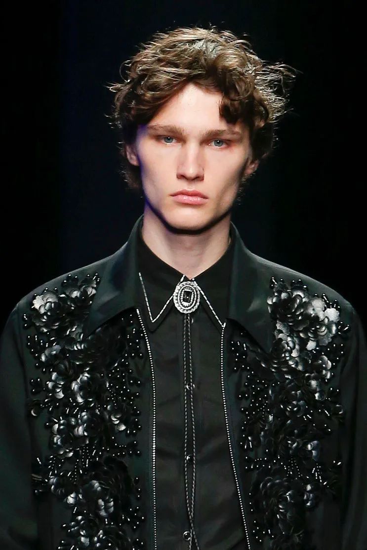 男人脖子里挂啥好,男人脖子上的痣的解释图