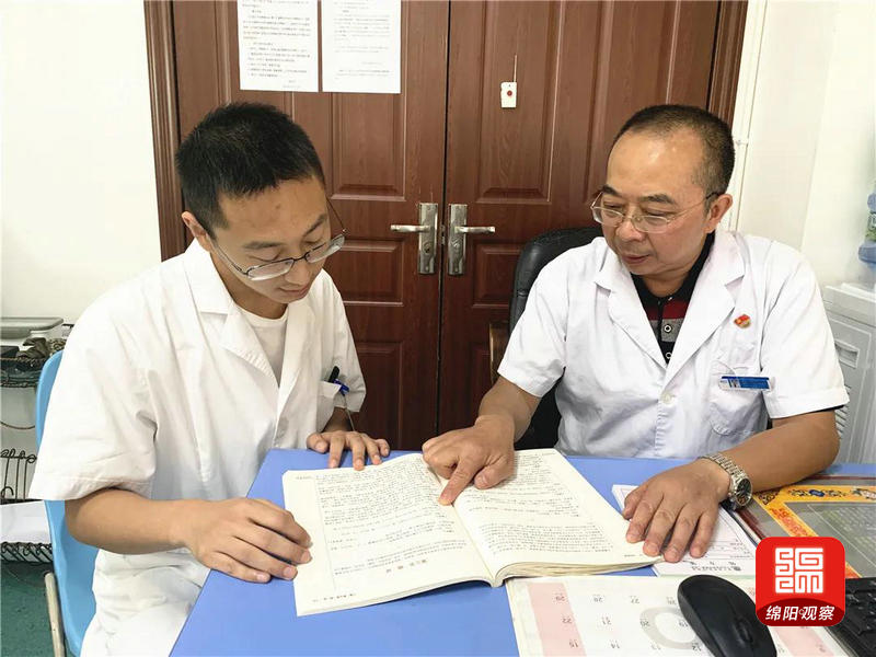 八旬老人送锦旗医护妙手助康复,绵阳市治癌症最好的老中医