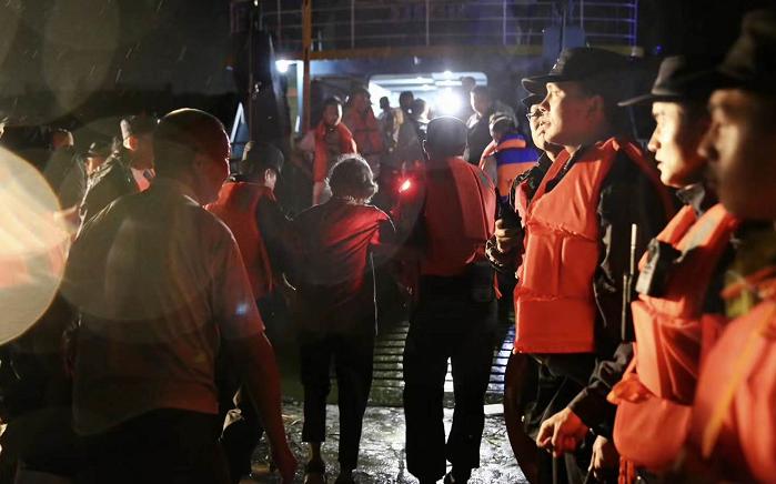 每小时2个西湖冲向下游，新安江水库水位开始下降！建德30万人受影响，桐庐多处汪洋