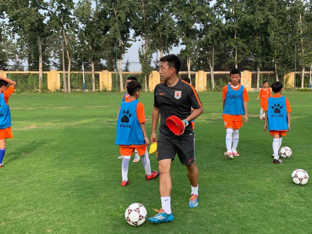 享受最专业最快乐的足球，鲁能青训足球训练营开营