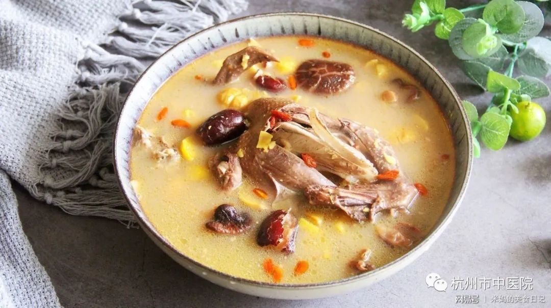 鸡骨头卡在喉咙怎么自救,鸡骨头卡在喉咙里会自己好吗