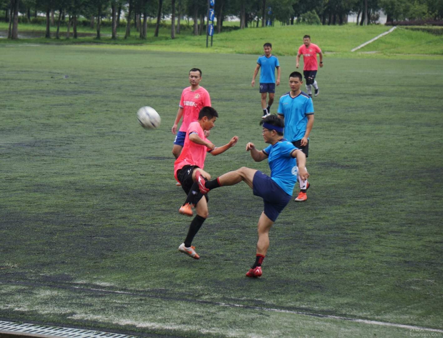 雨中足球,雨中足球图