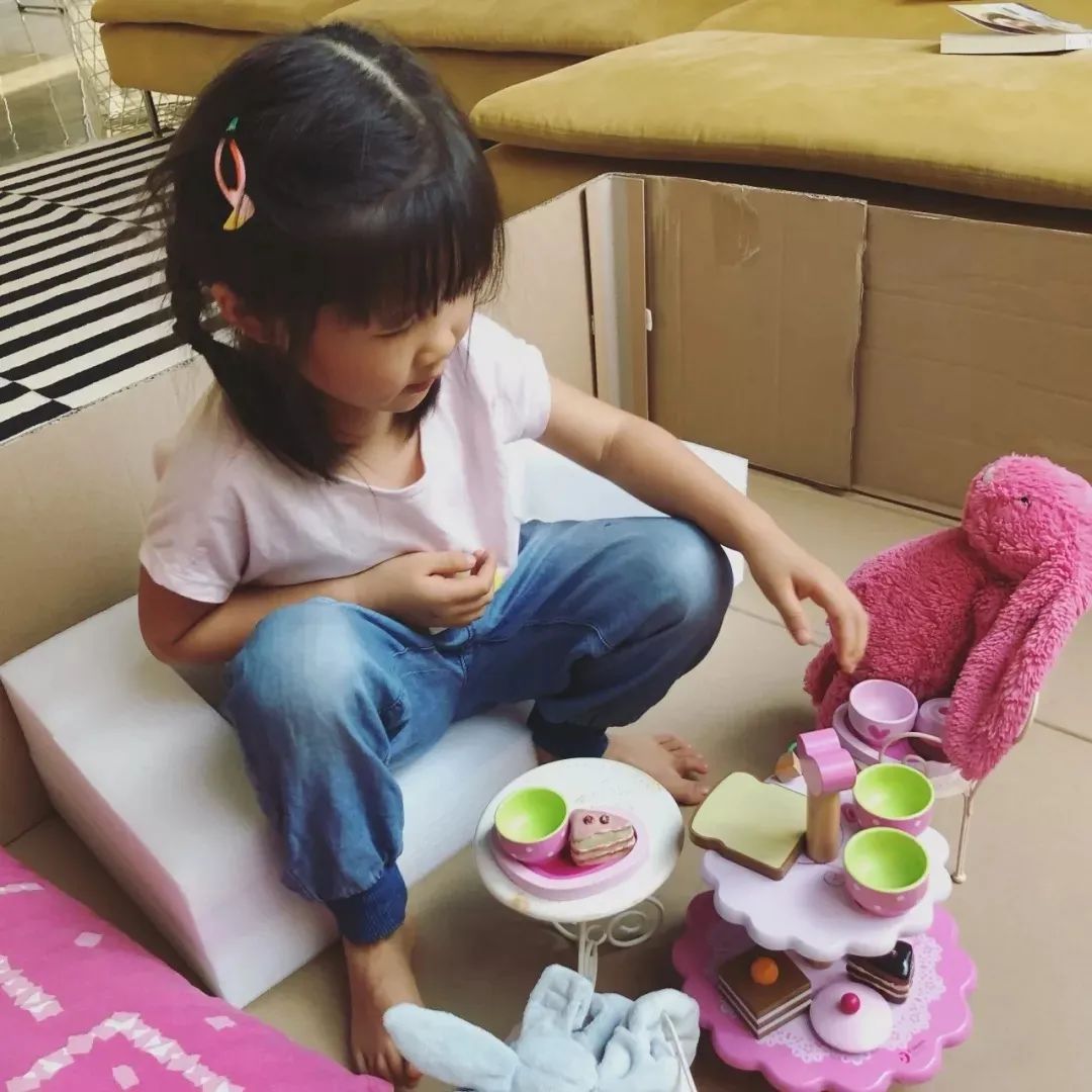 不吵不闹一切为了孩子过日子,不吵不闹一个人玩