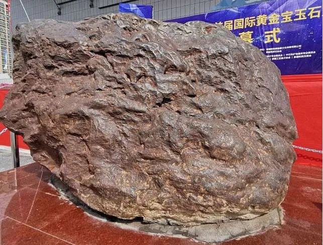 国宝级蓝色玻璃陨石,中国目前比较正确的陨石价格