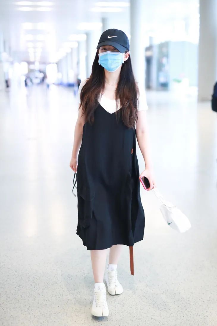 jennie黑色短裙舞台造型,jennie舞台短裙转圈