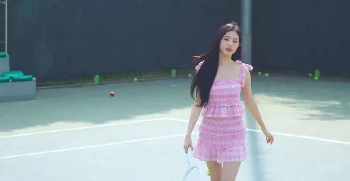 jennie黑色短裙舞台造型,jennie舞台短裙转圈