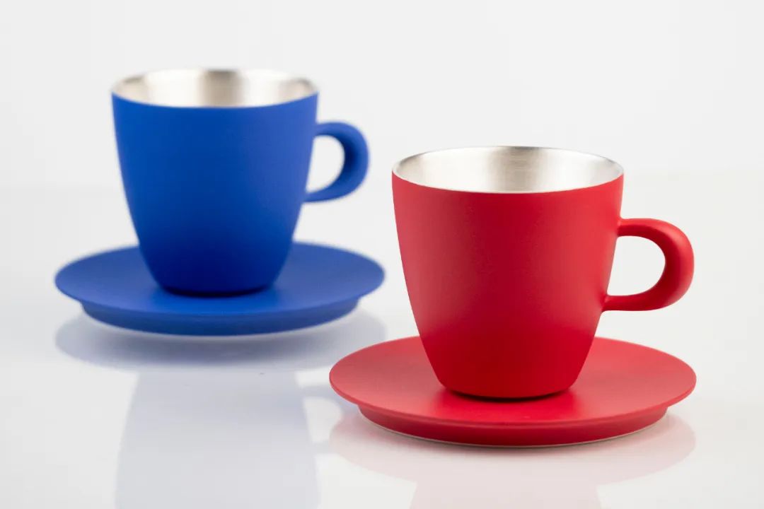 把故宫红、青花蓝捧在手心，以“银杯”畅饮