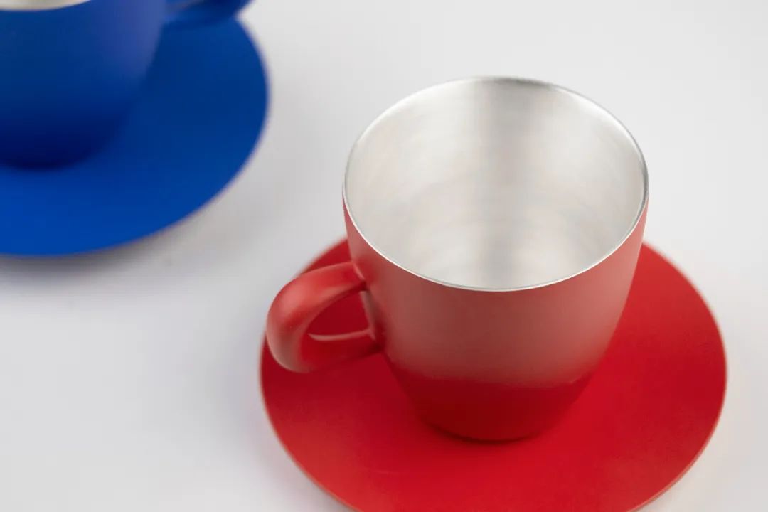 把故宫红、青花蓝捧在手心，以“银杯”畅饮