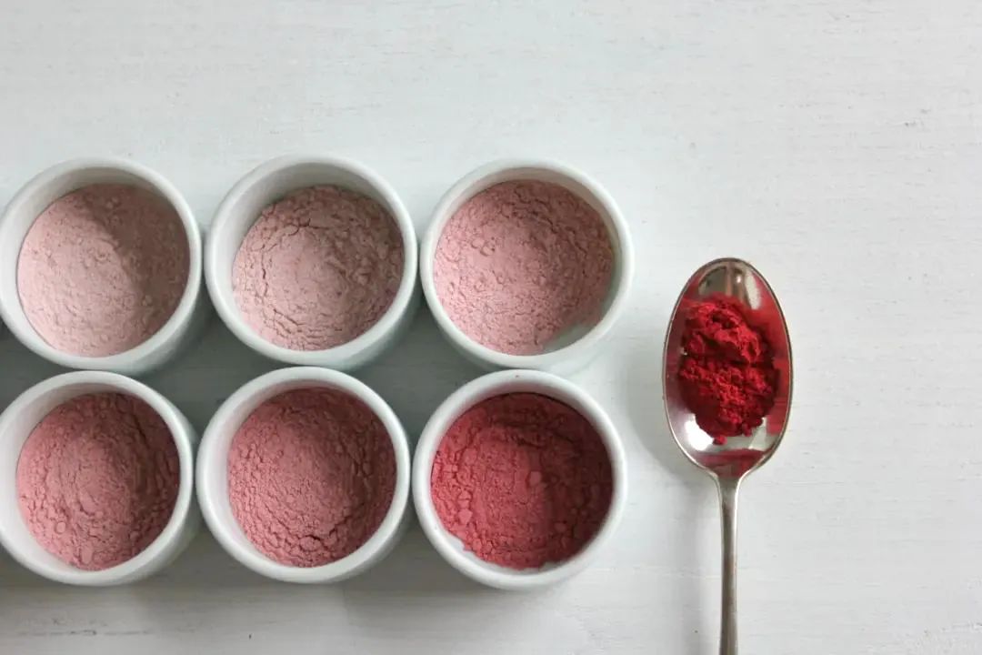 把故宫红、青花蓝捧在手心，以“银杯”畅饮