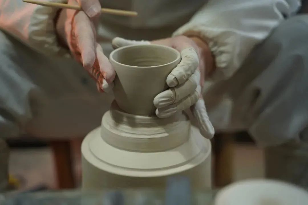 把故宫红、青花蓝捧在手心，以“银杯”畅饮