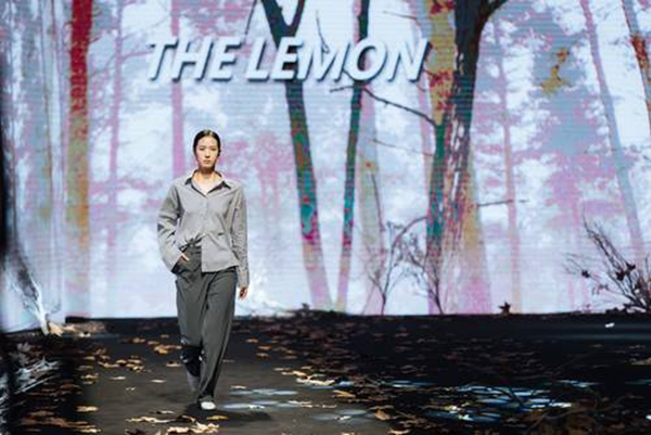 鏌犳缁胯尪鏃惰,鏌犳缁胯尪鏈嶉グ