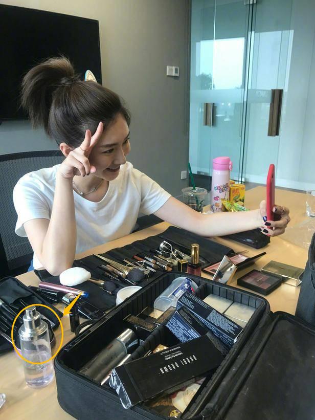大家都在追《三十而已》，我却偷偷看了看她的化妆台