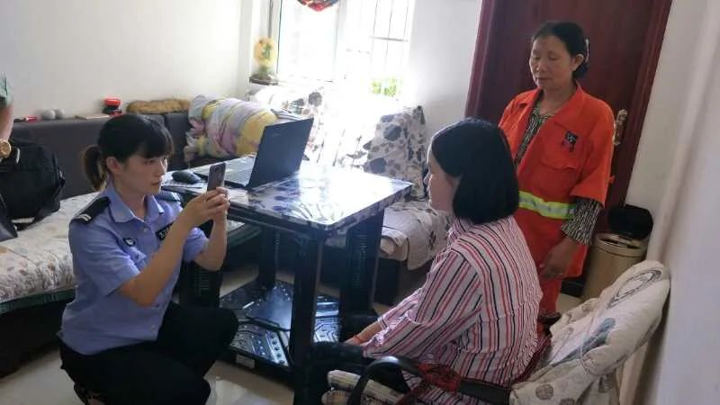 女子身体不适路人求助民警,女孩身体不适求助警察