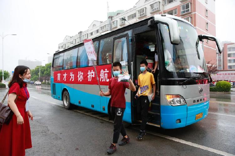 直属高中升学率40%，普高入读率100%是如何炼成的？专访大足重庆龙水湖育才中学校长杨汉川