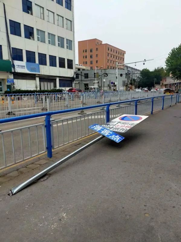 城事·微言：趴架的交通标志牌请扶正